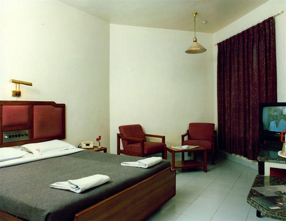 פונה Hotel Ashish Plaza מראה חיצוני תמונה