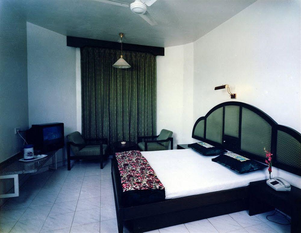 פונה Hotel Ashish Plaza מראה חיצוני תמונה