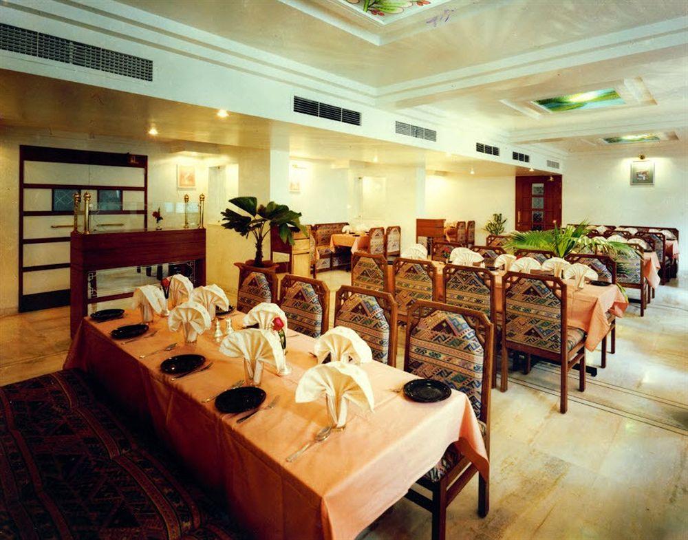 פונה Hotel Ashish Plaza מראה חיצוני תמונה
