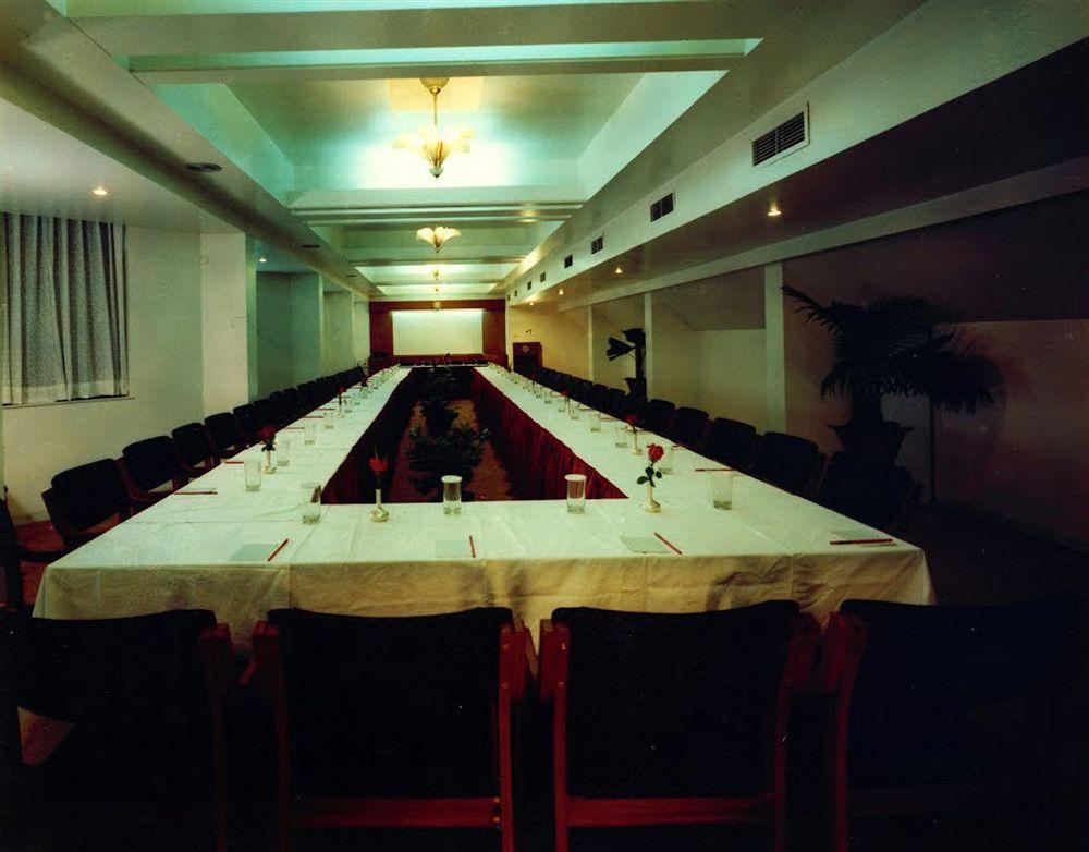 פונה Hotel Ashish Plaza מראה חיצוני תמונה