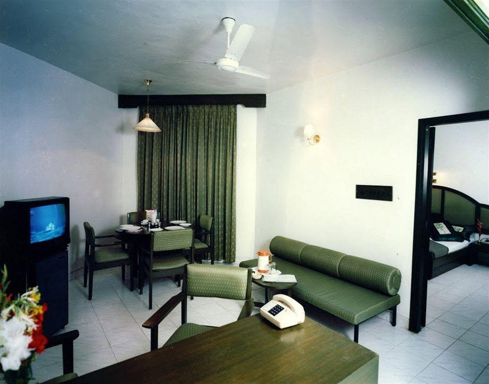 פונה Hotel Ashish Plaza מראה חיצוני תמונה