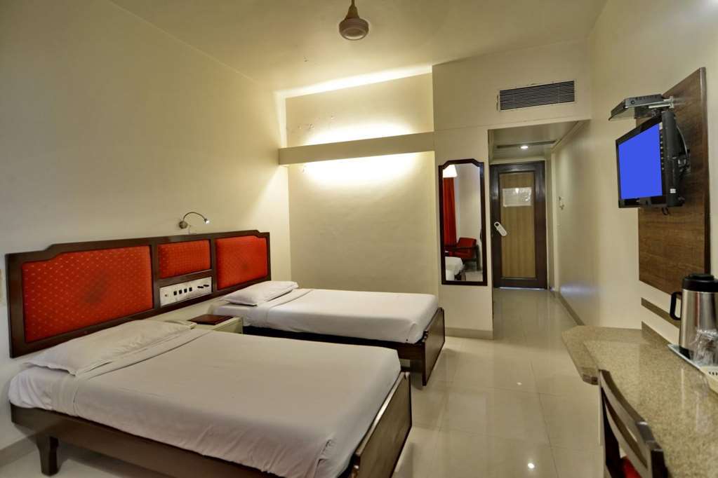 פונה Hotel Ashish Plaza חדר תמונה