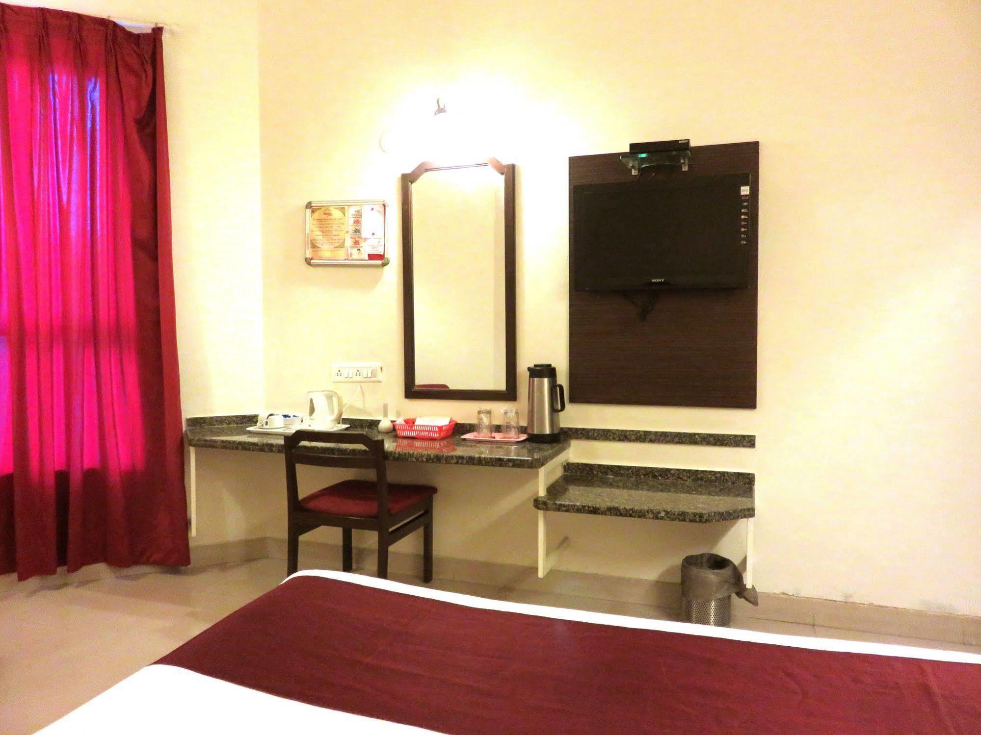 פונה Hotel Ashish Plaza מראה חיצוני תמונה