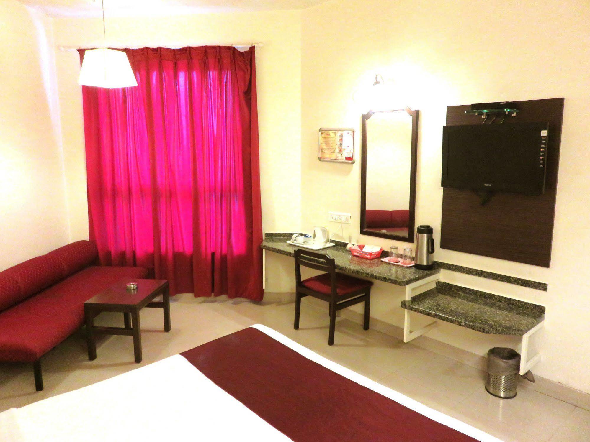 פונה Hotel Ashish Plaza מראה חיצוני תמונה