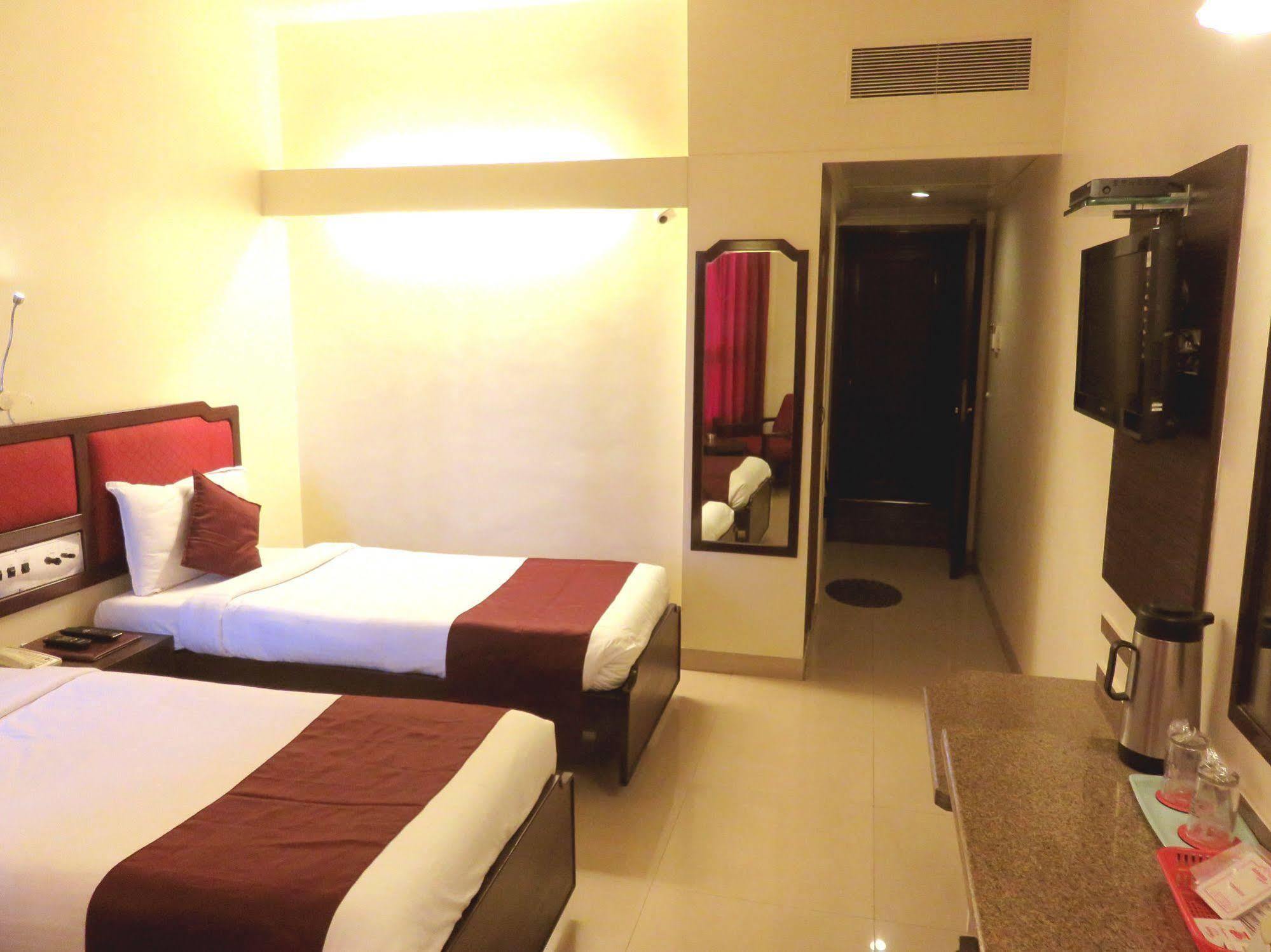 פונה Hotel Ashish Plaza מראה חיצוני תמונה