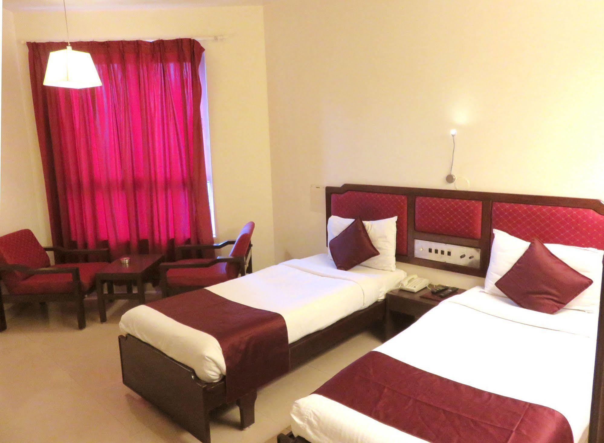 פונה Hotel Ashish Plaza מראה חיצוני תמונה
