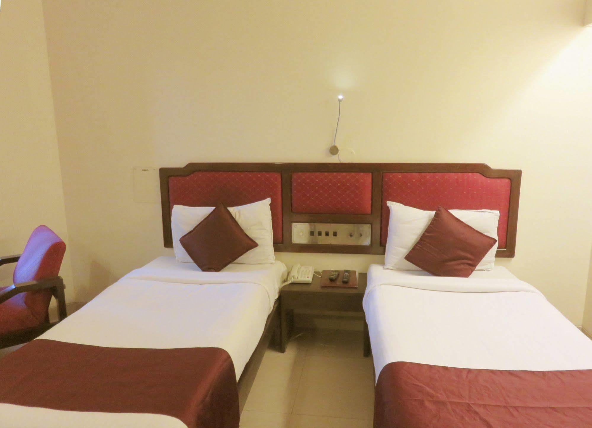 פונה Hotel Ashish Plaza מראה חיצוני תמונה