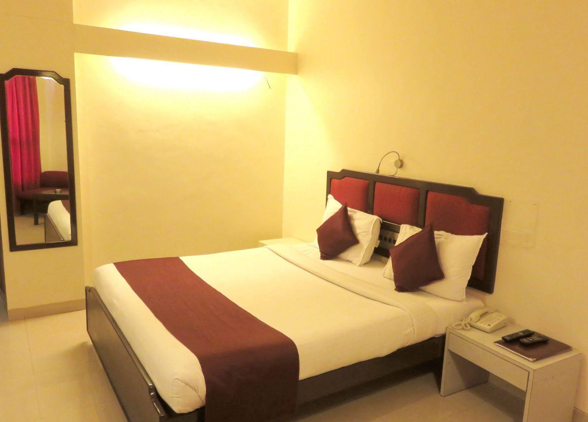 פונה Hotel Ashish Plaza מראה חיצוני תמונה